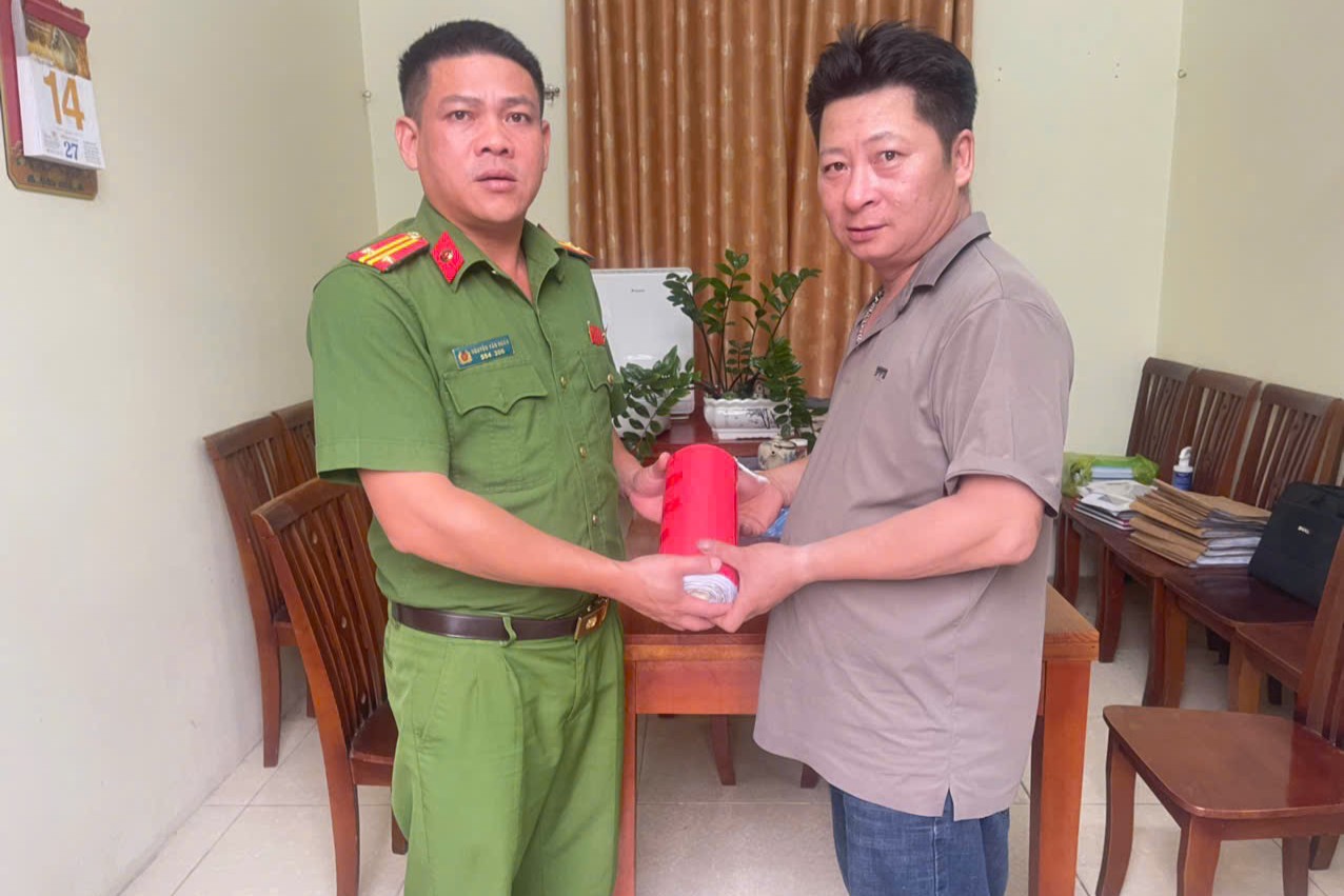 Người dân tự nguyện giao nộp pháo nổ tại Công an phường Chí Linh